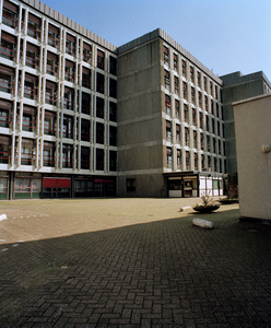 844816 Gezicht op enkele gebouwen op het terrein van het Psychiatrisch Ziekenhuis Willem Arntsz Huis (Lange Nieuwstraat ...